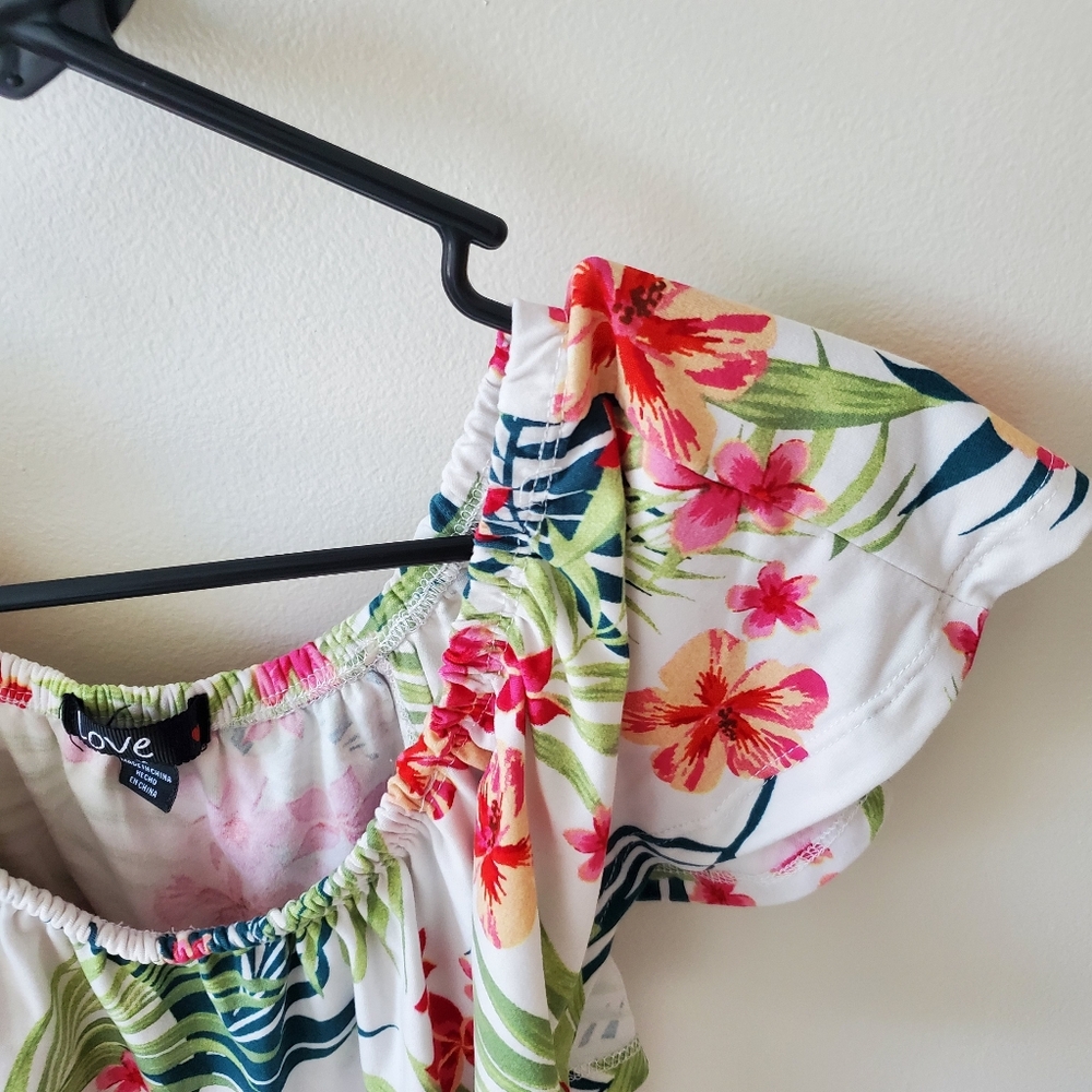 Love off the shoulder short sleeve shirt. Size medium. Pretty tropical print - Picture 5 of 8